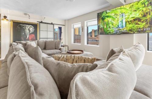 Wholesale District Apartment | 6 BR Condo in the Heart of Indy - 3 blocks to ICC
