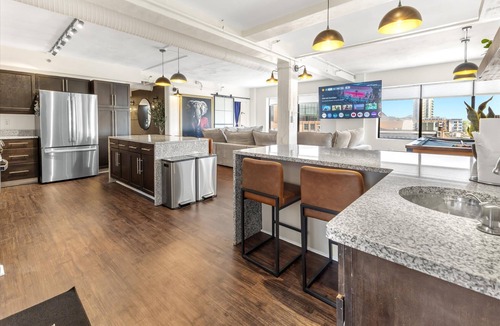 Wholesale District Apartment | 6 BR Condo in the Heart of Indy - 3 blocks to ICC