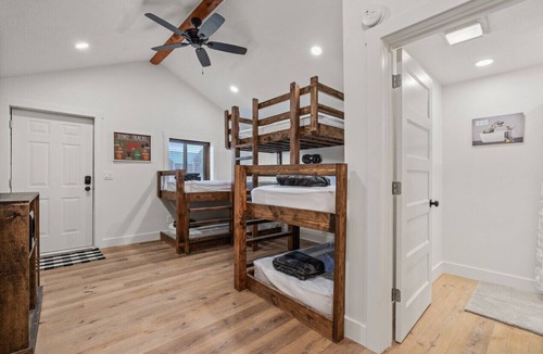 St. Charles Cabin | #6 Dinosaur Cabin, Newly Remodeled! AC! New Beds! Sleeps 5