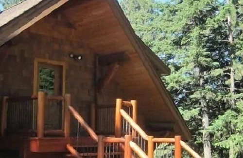 Viola Apartment | 600 sq. ft. private suite on the upper floor of an amazing modern log home.