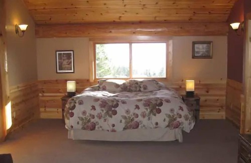 Viola Apartment | 600 sq. ft. private suite on the upper floor of an amazing modern log home.
