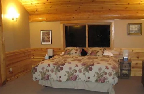 Viola Apartment | 600 sq. ft. private suite on the upper floor of an amazing modern log home.