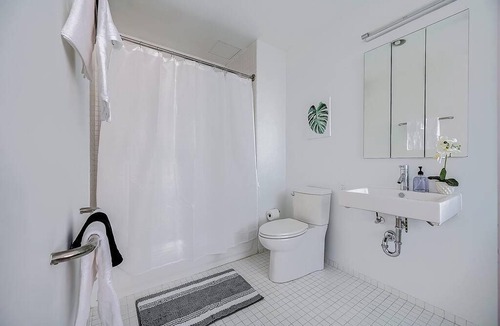 Gateway District Apartment | 62 m² Apartment ∙ 2 guests