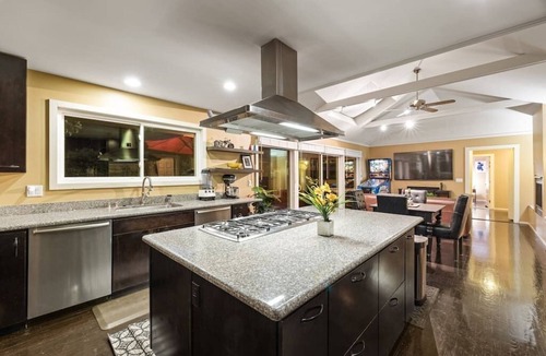 Sleepy Hollow House | 6BD/4BA Villa | Saltwater Pool + BBQ + Pool Table