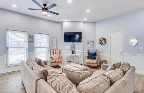 Sand Point House | 6BDRM Beach Home - Oceanviews - Recently Renovated - Shared Pool & HotTub
