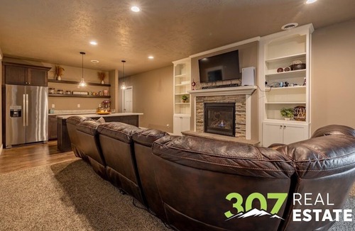 Powell House | 6BR Luxury Home w/Theatre, Sports Court & Only 20min from Cody