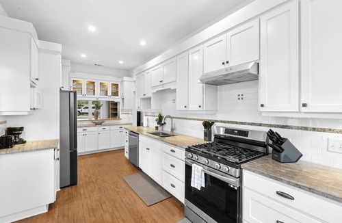 West Campus House | 6BR UT Family Retreat ❤️ Walk to Campus , Dining & Entertainment | Free Parking