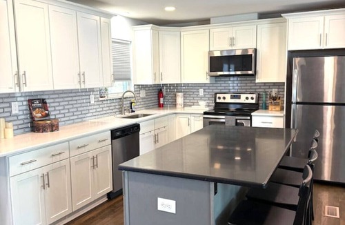 Sunset Road House | 6min to Uptown + Acre + Game Deck + Sleeps 10