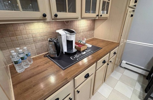Troy House | 7-Bed Troy Home Game Room AC Full Kitchen Sleeps12