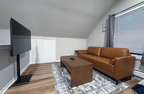 Troy House | 7-Bed Troy Home Game Room AC Full Kitchen Sleeps12