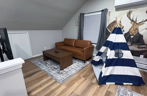 Troy House | 7-Bed Troy Home Game Room AC Full Kitchen Sleeps12