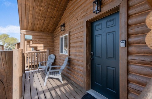St. Charles Cabin | #7 Cowboy Cabin, Newly Remodeled! AC! New Beds! Sleeps 3