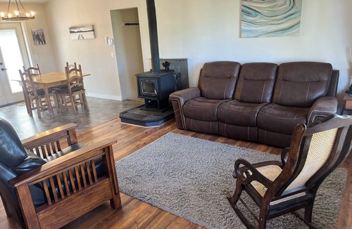 Athol Cottage | 7 minutes to Silverwood 3-bedroom cottage AC, WiFi, Hot Tub, Pool Table