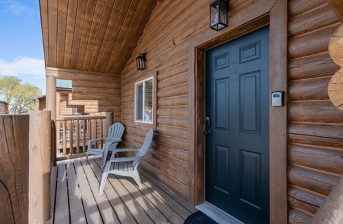 St. Charles Cabin | #7 Western Cabin, Newly Remodeled! AC! Sleeps 3!