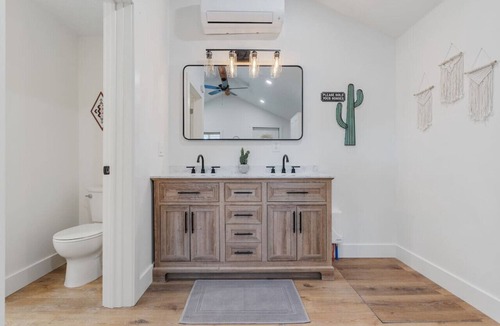 St. Charles Cabin | #7 Western Cabin, Newly Remodeled! AC! Sleeps 3!