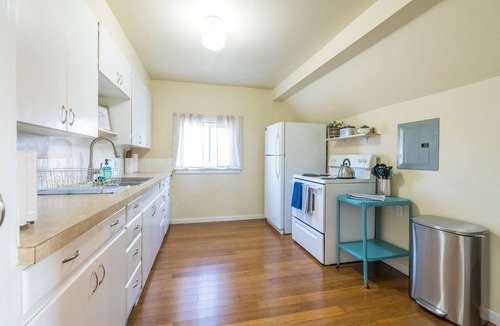 West Central Apartment | 7mins from Downtown - In-Unit Washer & Dryer!