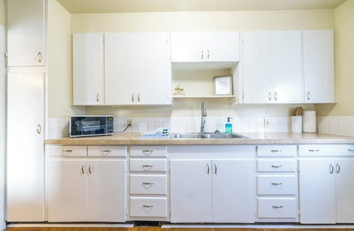 West Central Apartment | 7mins from Downtown - In-Unit Washer & Dryer!