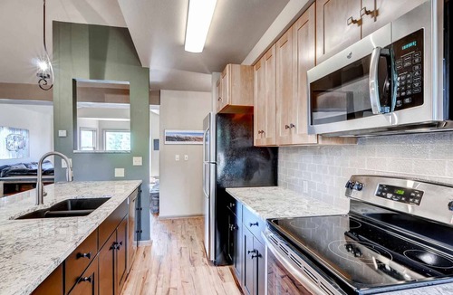 Baldy Mountain House | 7th Night FREE + Hiking/Biking at your door|Huge Condo w/Views|BBQ|Fireplace|Town Shuttle Close
