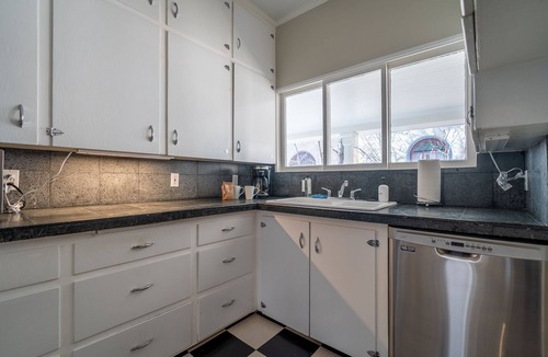 Livingston House | 7th Street Bungalow · Cozy And Updated Bungalow
