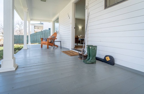 Livingston House | 7th Street Bungalow · Cozy And Updated Bungalow