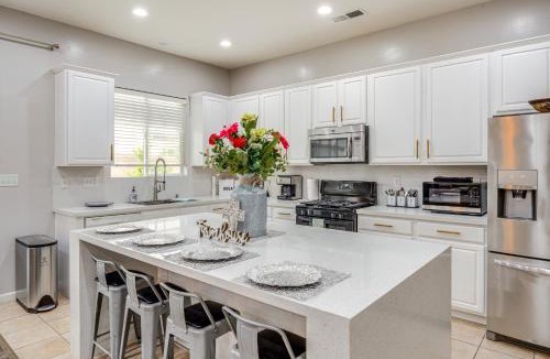 Greenacres House | 8 Mi to Beach Park: Bakersfield Gem w/Yard!