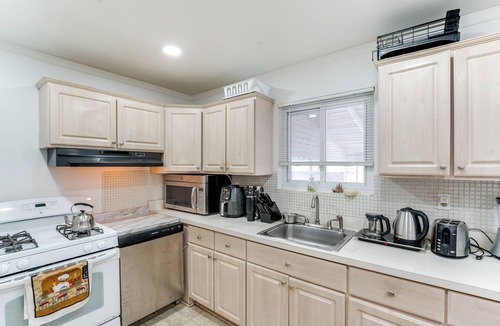 Warren House | 8 MI to Detroit Zoo: Fire Pit, Game Room, & Grill