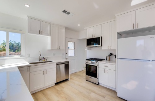 Palms Apartment | 8 Mi to SoFi Stadium: Chic Los Angeles Abode