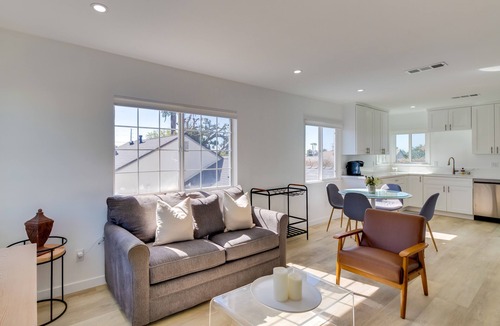 Palms Apartment | 8 Mi to SoFi Stadium: Chic Los Angeles Abode