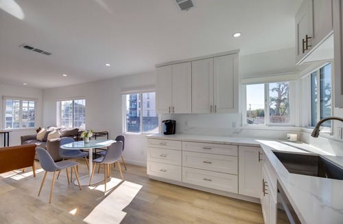 Palms Apartment | 8 Mi to SoFi Stadium: Chic Los Angeles Abode