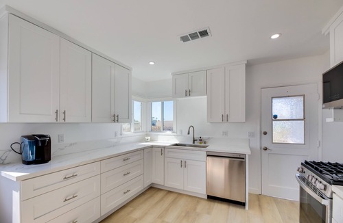Palms Apartment | 8 Mi to SoFi Stadium: Chic Los Angeles Abode
