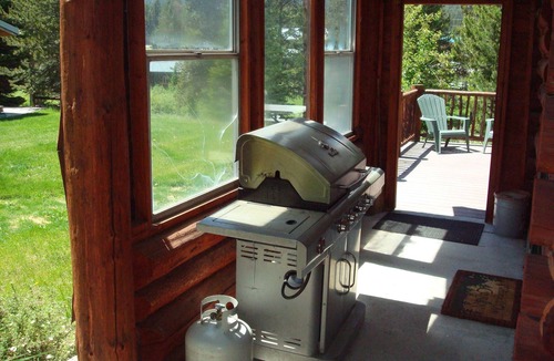 Lazy Acres Cabin | 8 miles from Yellowstone! Perfect For Romantic Getaways & Families! Smart TV!