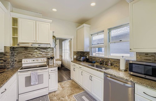 University District House | <8 min to UW, Comfort & Quiet University Retreat