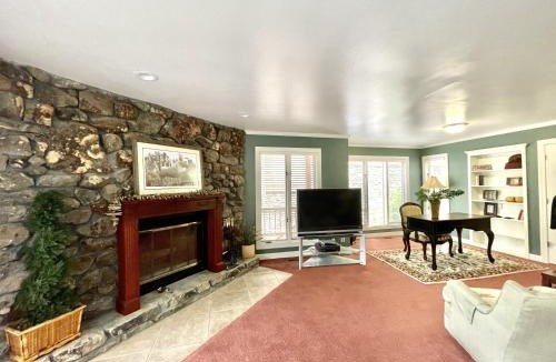 Mount Ida Apartment | 80BPD, Four bedroom, two 1 2 bath log-sided condo with lake view , garage condo