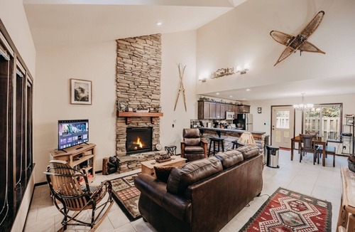 Warnick Cabin | 89GS - Hot Tub - Pets Ok - WiFi - Sleeps 4 by RedAwning