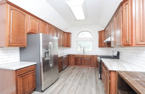 Humble House | 8BR Home Near IAH & Downtown Sleeps 17 Spacious & Private backyard for BBQ