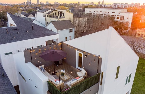 Washington Ave./ Memorial Park House | 8BR Twin Bldg w/Rooftops Near Dtown: Pet-Friendly