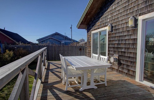 Pacific Beach Cottage | 92 m² Cabin ∙ 2 bedrooms ∙ 4 guests