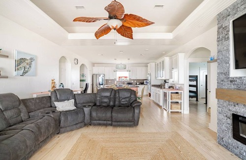 Port Bolivar House | A beautiful beachfront home in a quiet neighborhood.