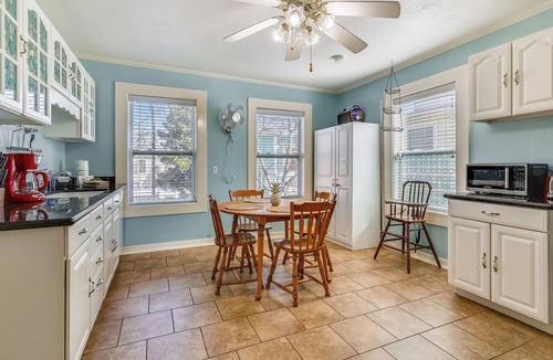 Galveston Cottage | A Bended Oak Bungalow by Ryson Vacation Rentals