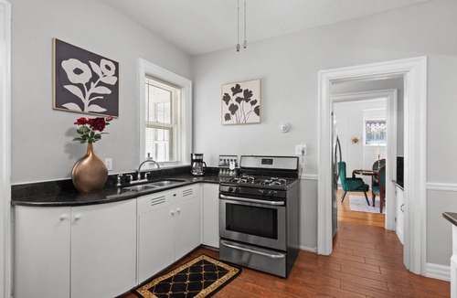 Detroit House | A charming 5 bedroom home located in the historic district of downtown Detroit