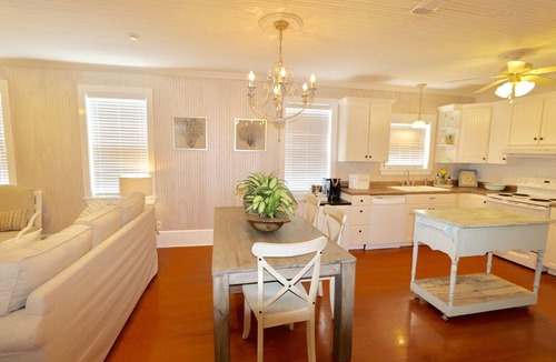 Old Town House | A Charming Cottage in Historical Bay St Louis ~5 minute walk to restaurants