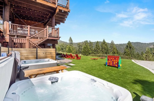Madera County House | A-Frame - sleeps 20 - 2 Fire pits - 2 Hot Tubs - Putting Green