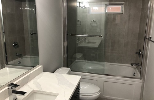 White Rock House | A - Modern Cozy Room w Private Entrance & Washroom