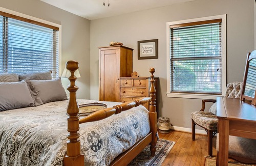 Memorial City House | A Must See - 3 bed Home w/ Pool & backyard lounge - Minutes from City Center