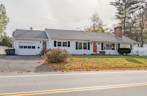 Nashua House | A spacious modern elegant 3 bedroom Ranch, Whole House located in South Nashua.