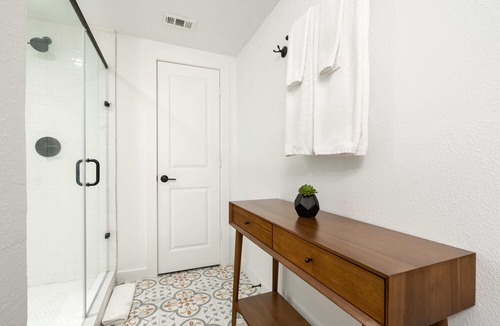 Montrose Apartment | Abode | Montrose | 1-Bedroom