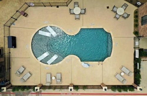 Humble Apartment | Accessible 1BR Suite w/ Free Hot Breakfast + Pool