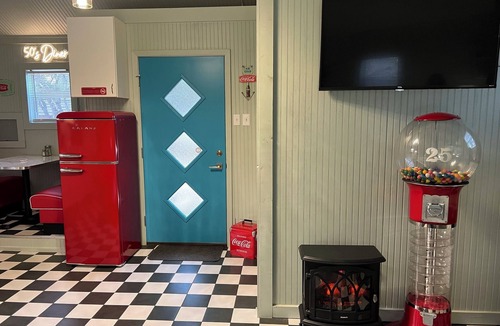 Johnson City Cabin | Adorable 50's-themed cabin at River's Edge Campground w/resort amenities.