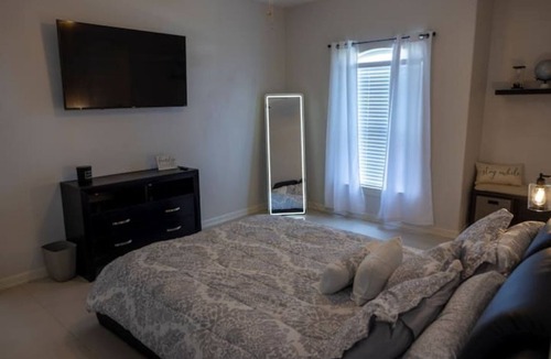 Brownsville House | Adorable Cozy home With POOL. 35 min to SPI or Space X!