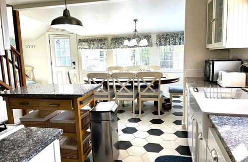 Sandpoint House | Adorable Lake Street Cottage~5th bedroom/bath option ~ Walk to town ~ Bikes!